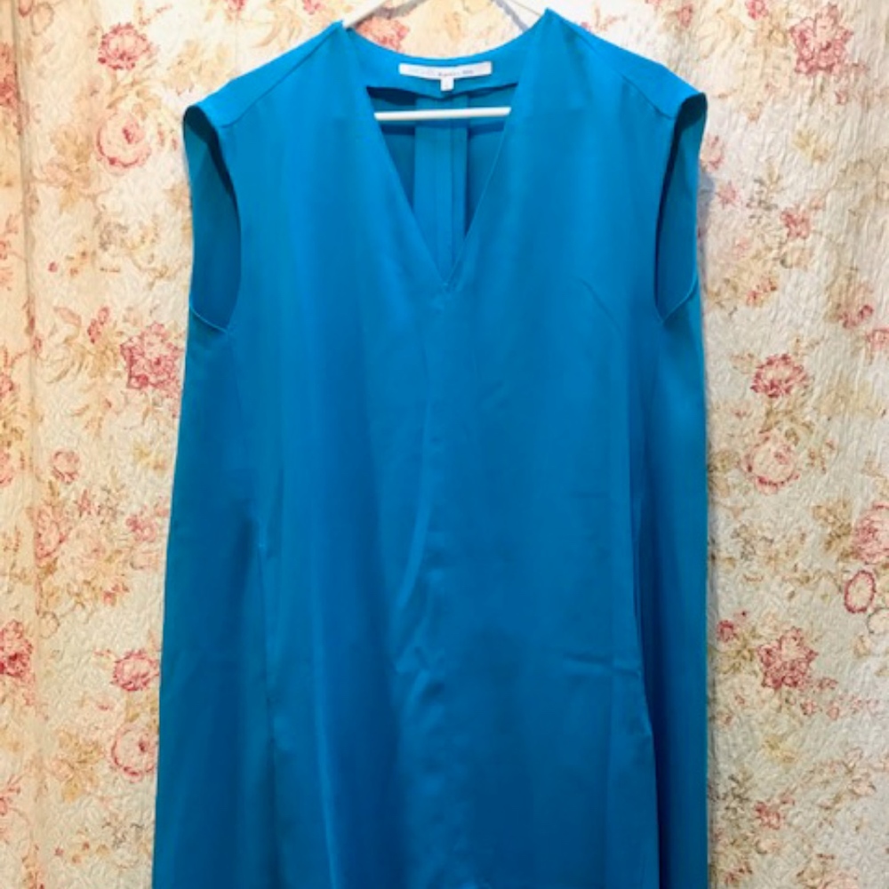 Modern, silky tunic with pockets!